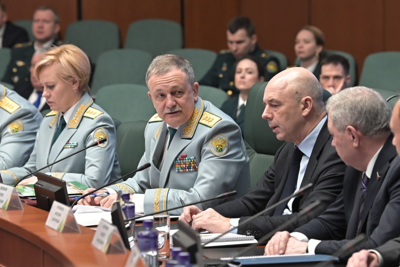 ФТС России утвердила план по сокращению времени проверок на пунктах пропуска, он должен быть реализован в 2024 году - сообщил временно исполняющий обязанности руководителя ФТС Руслан Давыдов на расширенном заседании коллегии ведомства.
